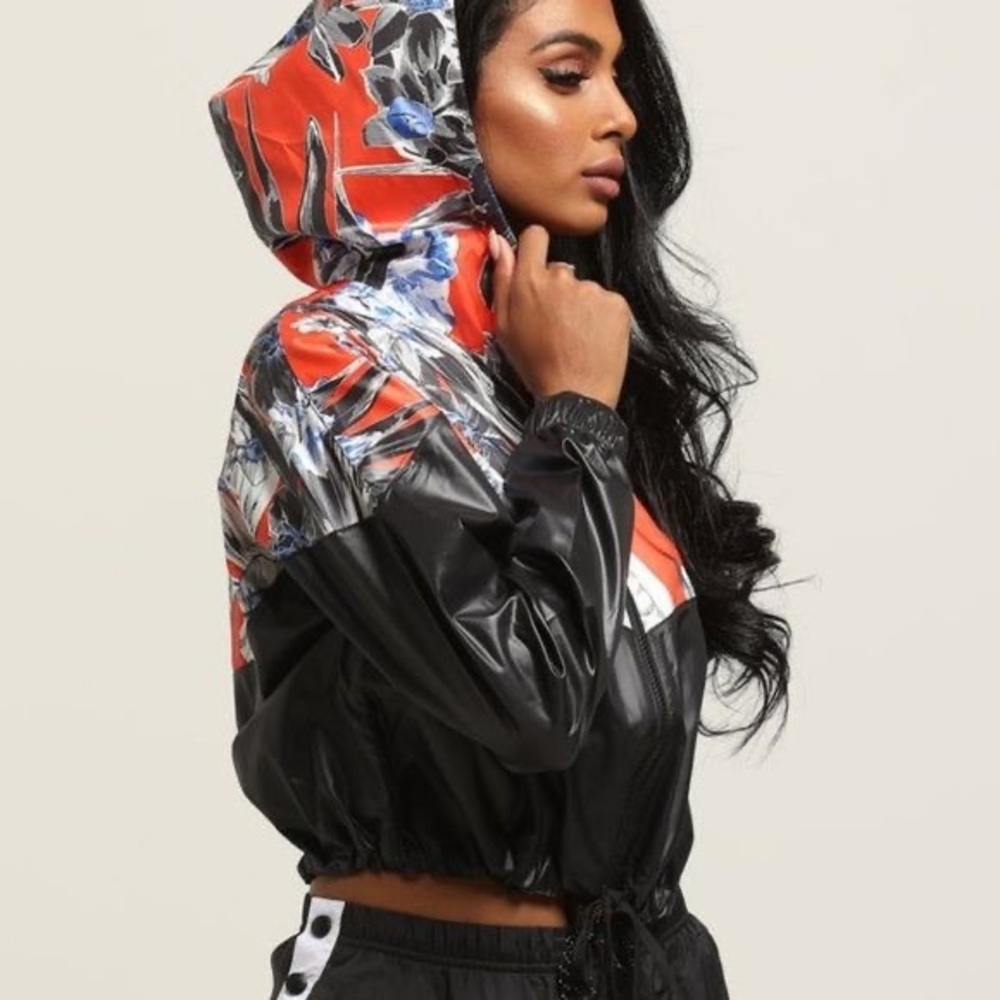 Cropped Nike Floral Black and Red windbreaker